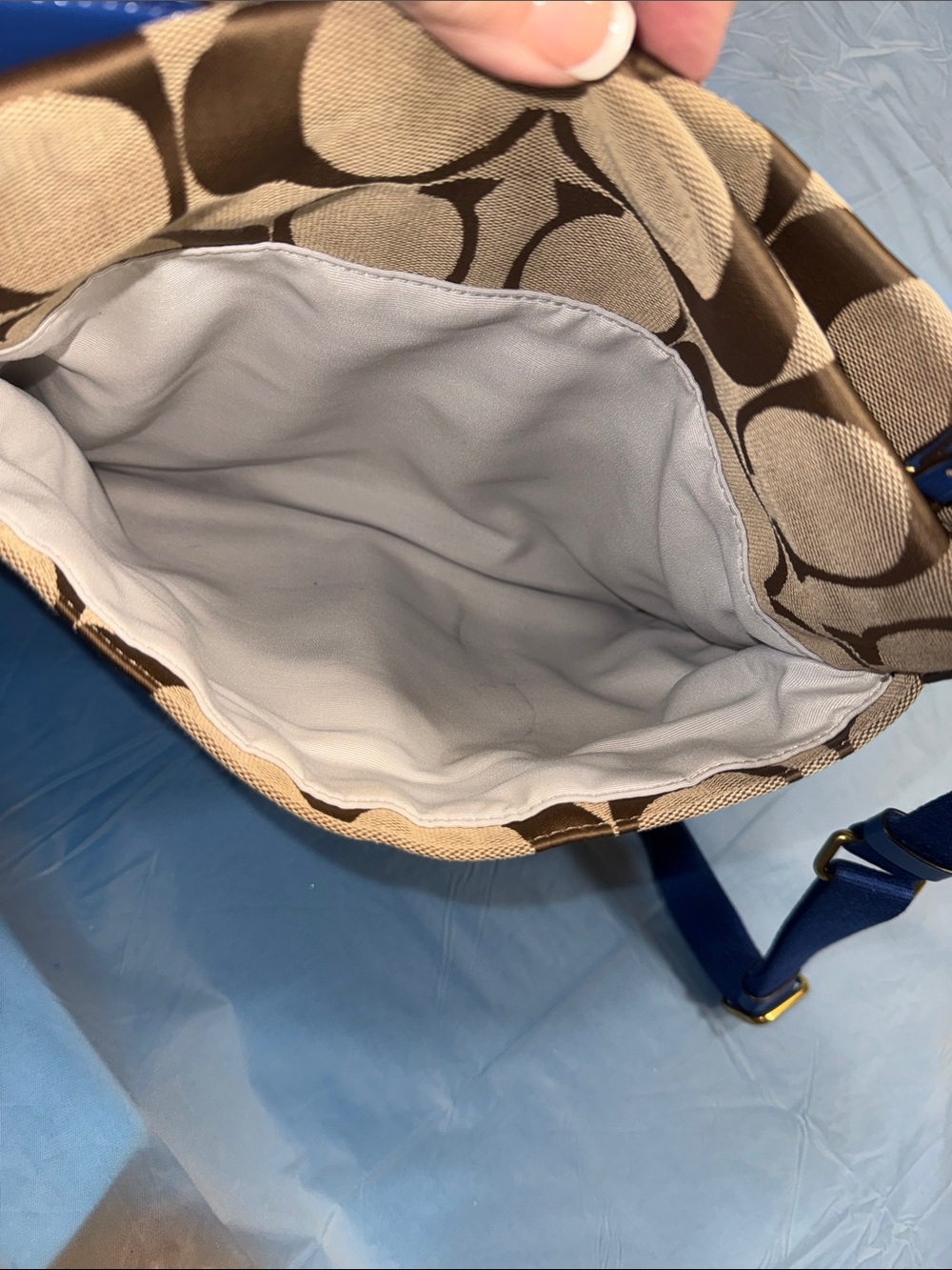 Coach Beige Signature Canvas Jacard Crossbody with Blue Strap and Trim NWOT - Picture 7 of 9